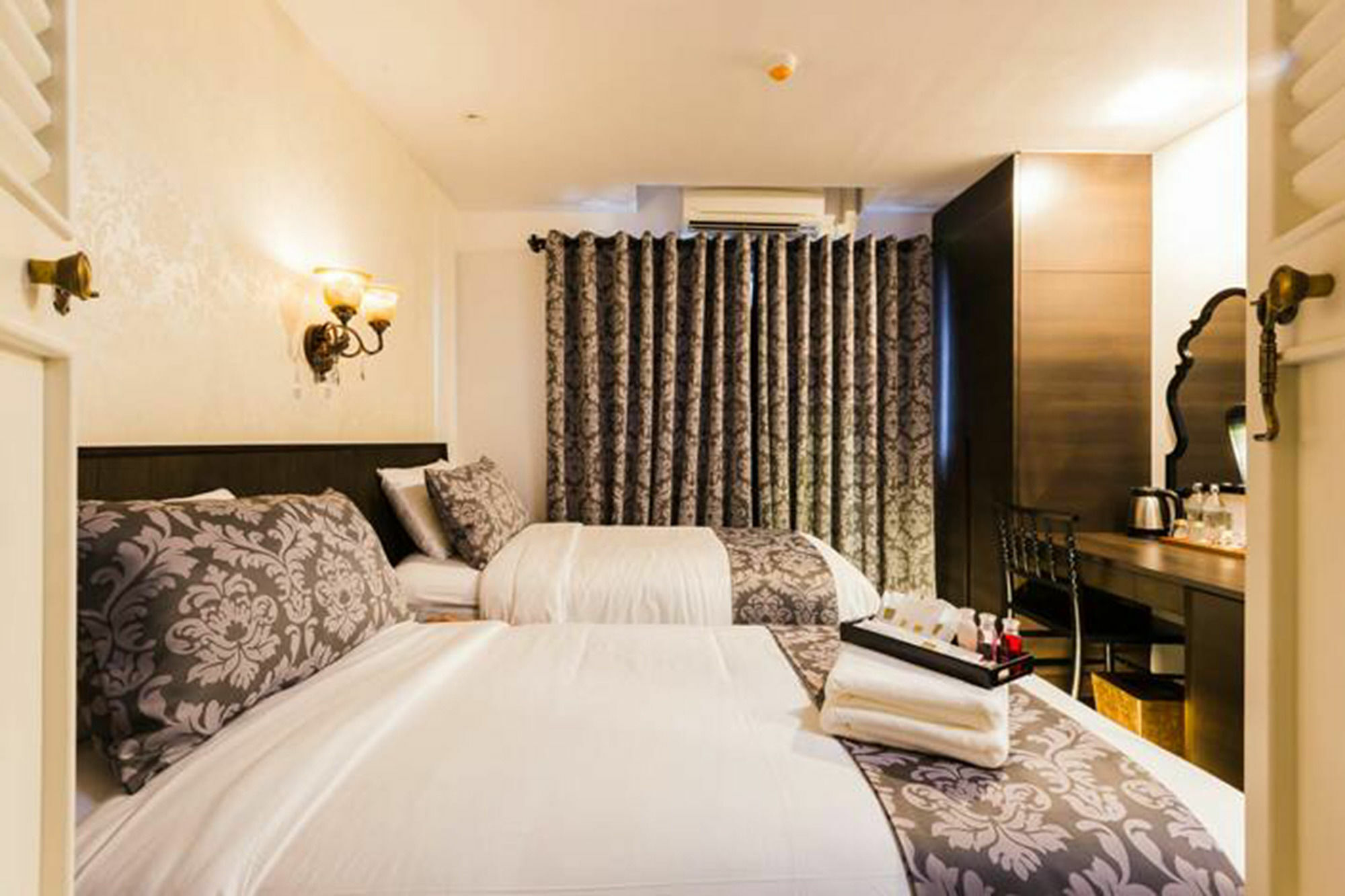 The Fah Silom Hotel Bangkok Exterior photo